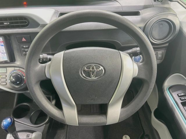 �C���e���A�ɍ��킹���f�U�C���̃X�e�A�����O�́A�^�]�������̂��Ƃ��l���A�^�]���₷���`��A�傫���ł��B�����x�A���ۂɐG���Ă��m���߂��������B