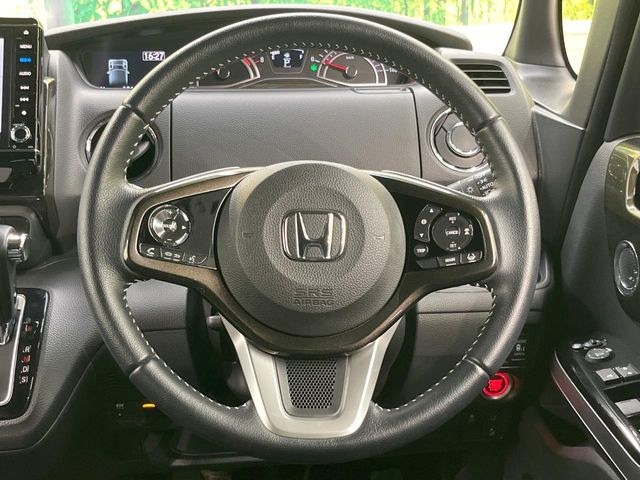 【純正革巻きステアリング】上質な革を使用することで、手にしっかり馴染みとても運転しやすいハンドルです♪