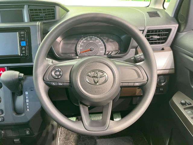�C���e���A�ɍ��킹���f�U�C���̃X�e�A�����O�́A�^�]�������̂��Ƃ��l���A�^�]���₷���`��A�傫���ł��B�����x�A���ۂɐG���Ă��m���߂��������B