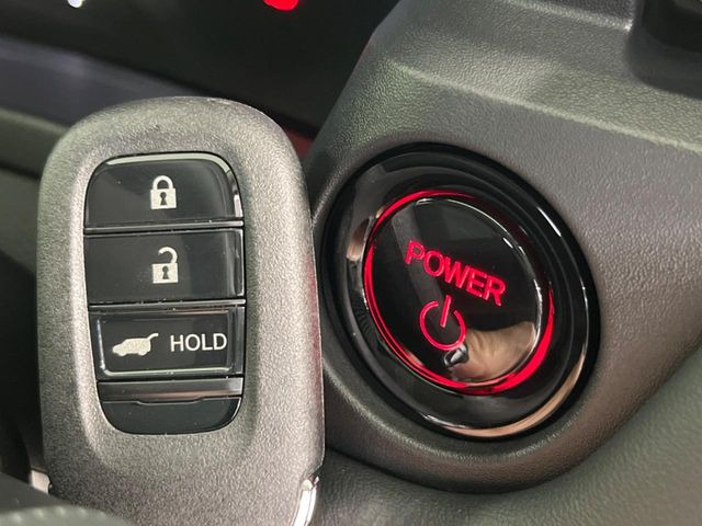 �yHonda�X�}�[�g�L�[�z�J�o����|�P�b�g�ɓ��ꂽ�܂܂ł��h�A�̎{���E�������\�ȃX�}�[�g�L�[�𑕔��B�G���W���̃I���E�I�t�����J�M�����o���K�v����������Ƃ��Ă��֗��ł���