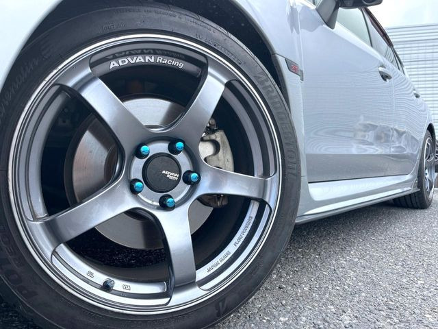 �yADVAN�A���~�z�C�[���z�O�ςɃ}�b�`�����A���~�z�C�[���𑕒����Ă���܂��B�e��A���~�z�C�[����A�X�^�b�h���X�^�C�����戵�����Ă���܂��B���񂲑��k����������