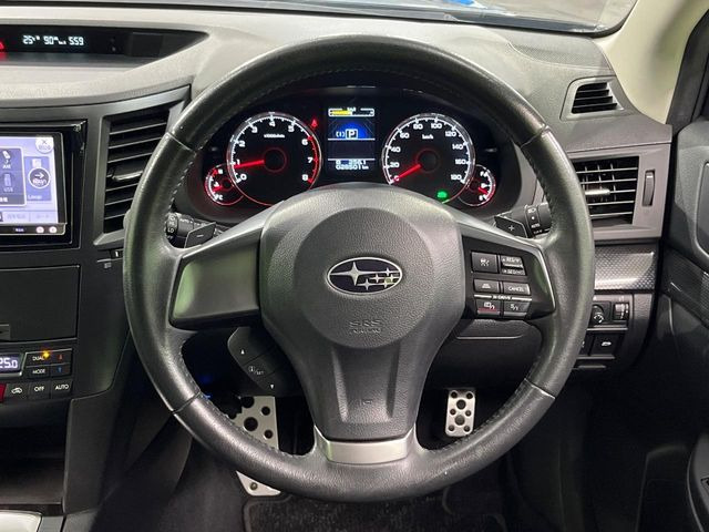 �C���e���A�ɍ��킹���f�U�C���̃X�e�A�����O�́A�^�]�������̂��Ƃ��l���A�^�]���₷���`��A�傫���ł��B�����x�A���ۂɐG���Ă��m���߂��������B