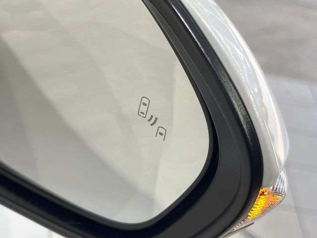【ブラインドスポットモニター】走行中、ドアミラーの死角になりやすい箇所に後続車が接近するとサイドミラーのレンズに警告を表示!ドライバーに注意喚起をしてくれます。