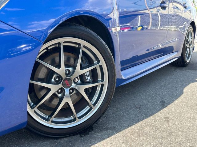 �y�O���[�h��p����BBS18�C���`�A���~�z�C�[���z�f�U�C�����̍��������A���~�z�C�[���𑕒����Ă���܂��B�e��ЊO�A���~�z�C�[����A�X�^�b�h���X�^�C�����戵�����Ă���܂��B���񂲑��k����������