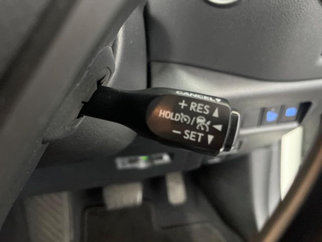 【レーダークルーズコントロール】高速道路での長距離走行が楽に!!自動で速度を保つクルーズコントロールが、衝突軽減システムと連携し、前方の車両を感知して車間を保つように速度調節してくれます!!