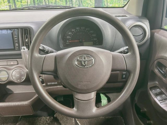 �C���e���A�ɍ��킹���f�U�C���̃X�e�A�����O�́A�^�]�������̂��Ƃ��l���A�^�]���₷���`��A�傫���ł��B�����x�A���ۂɐG���Ă��m���߂��������B