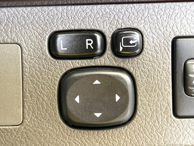 �y�d���i�[�~���[�z�T�C�h�~���[�͓d���i�[���ƂȂ��Ă���A�������ԏ�ł��L�Y�������X�N��}�����܂��B