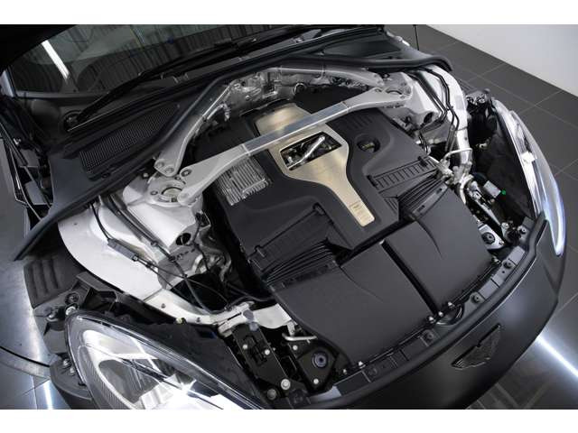 4.0L V8�c�C���^�[�{�G���W����707PS�𔭊��B0-100km/h����3.3�b�A���x310km/h�ƁASUV�ł���Ȃ��獂�����͐��\������Ă��܂��B