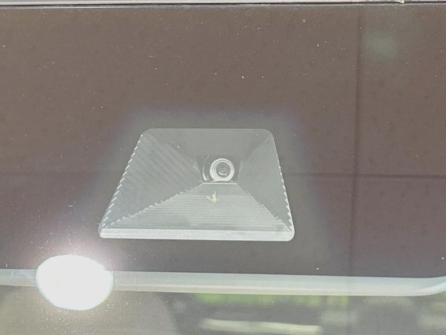 【ホンダセンシング】走行中に前方の車両等を認識し、衝突しそうな時は警報とブレーキで衝突回避と被害軽減をアシスト。より安全にドライブをお楽しみいただけます。