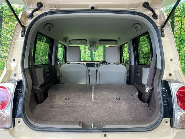 普段のお買い物や通勤、送迎等に十分な荷室スペースを確保しております。セカンドシートを倒すと、大きな荷物の積載も可能です♪