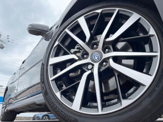 �y����18�C���`�A���~�z�C�[���z�O�ςɃ}�b�`���������A���~�z�C�[���𑕒����Ă���܂��B�e��ЊO�A���~�z�C�[����A�X�^�b�h���X�^�C�����戵�����Ă���܂��B���񂲑��k����������