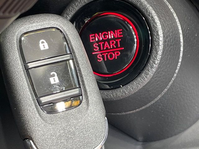 �yHonda�X�}�[�g�L�[�z�J�o����|�P�b�g�ɓ��ꂽ�܂܂ł��h�A�̎{���E�������\�ȃX�}�[�g�L�[�𑕔��B�G���W���̃I���E�I�t�����J�M�����o���K�v����������Ƃ��Ă��֗��ł���