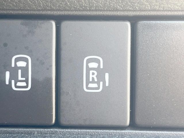【両側パワースライドドア】スマートキーや運転席のスイッチで後席両側スライドドアの開閉が可能♪電動だから力を入れてドアを開ける必要が無く、小さなお子様でも簡単に開け閉めでき快適です♪