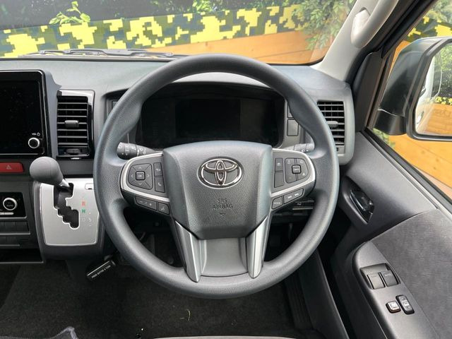 �C���e���A�ɍ��킹���f�U�C���̃X�e�A�����O�́A�^�]�������̂��Ƃ��l���A�^�]���₷���`��A�傫���ł��B�����x�A���ۂɐG���Ă��m���߂��������B