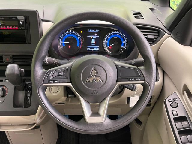 �C���e���A�ɍ��킹���f�U�C���̃X�e�A�����O�́A�^�]�������̂��Ƃ��l���A�^�]���₷���`��A�傫���ł��B�����x�A���ۂɐG���Ă��m���߂��������B