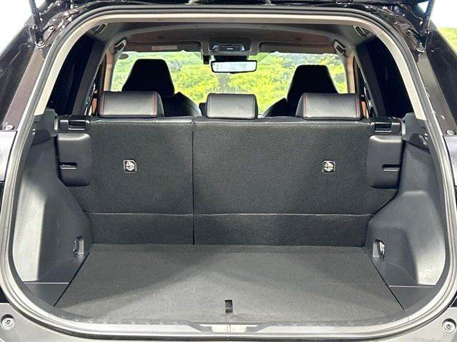 積み下ろしのしやすいデッキにはたっぷりと荷物を積み込んでいただけます。遊びから仕事まで、様々なシーンで頼れます♪