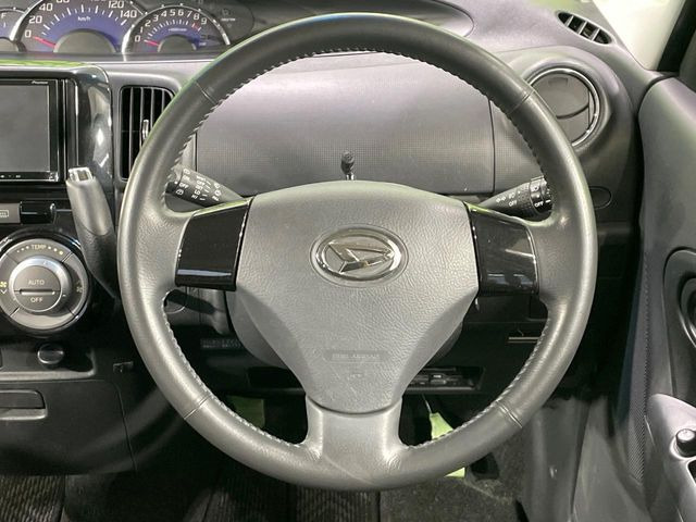 �C���e���A�ɍ��킹���f�U�C���̃X�e�A�����O�́A�^�]�������̂��Ƃ��l���A�^�]���₷���`��A�傫���ł��B�����x�A���ۂɐG���Ă��m���߂��������B
