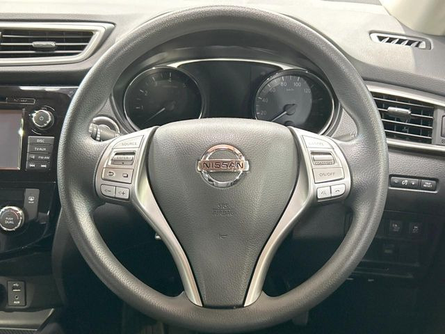 �C���e���A�ɍ��킹���f�U�C���̃X�e�A�����O�́A�^�]�������̂��Ƃ��l���A�^�]���₷���`��A�傫���ł��B�����x�A���ۂɐG���Ă��m���߂��������B