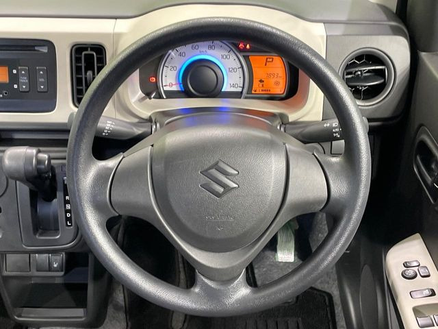 �C���e���A�ɍ��킹���f�U�C���̃X�e�A�����O�́A�^�]�������̂��Ƃ��l���A�^�]���₷���`��A�傫���ł��B�����x�A���ۂɐG���Ă��m���߂��������B
