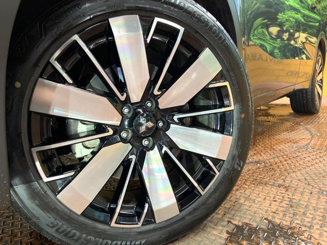 �y����20�C���`�A���~�z�C�[���z�O�ςɃ}�b�`���������A���~�z�C�[���𑕒����Ă���܂��B�e��ЊO�A���~�z�C�[����A�X�^�b�h���X�^�C�����戵�����Ă���܂��B���񂲑��k����������