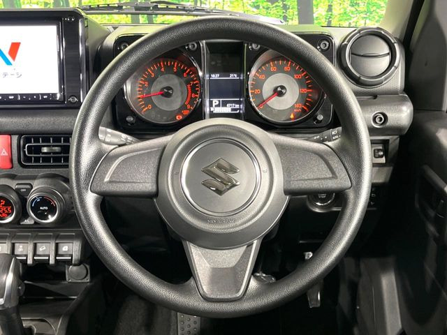 �C���e���A�ɍ��킹���f�U�C���̃X�e�A�����O�́A�^�]�������̂��Ƃ��l���A�^�]���₷���`��A�傫���ł��B�����x�A���ۂɐG���Ă��m���߂��������B