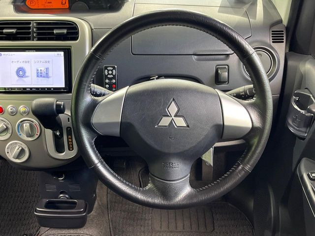 �C���e���A�ɍ��킹���f�U�C���̃X�e�A�����O�́A�^�]�������̂��Ƃ��l���A�^�]���₷���`��A�傫���ł��B�����x�A���ۂɐG���Ă��m���߂��������B