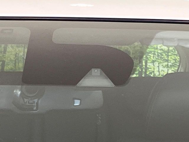 【エマージェンシーブレーキ】走行中に前方の車両等を認識し、衝突しそうな時は警報とブレーキで衝突回避と被害軽減をアシスト。より安全にドライブをお楽しみいただけます。