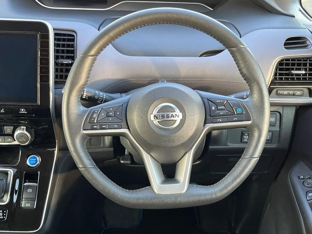 �C���e���A�ɍ��킹���f�U�C���̃X�e�A�����O�́A�^�]�������̂��Ƃ��l���A�^�]���₷���`��A�傫���ł��B�����x�A���ۂɐG���Ă��m���߂��������B