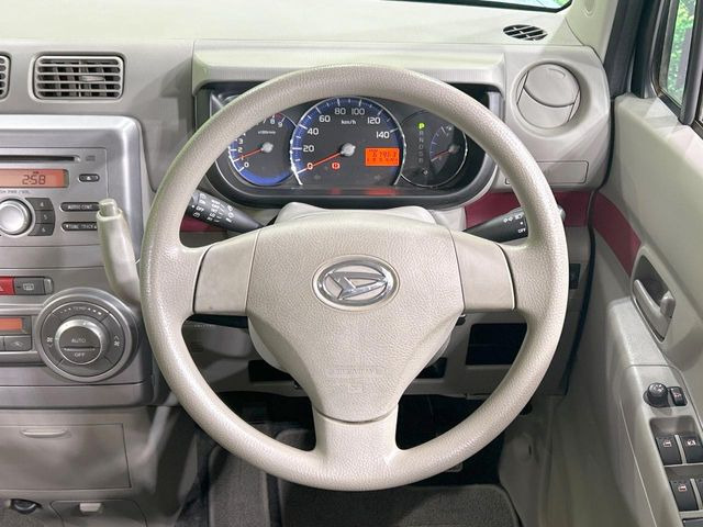 �C���e���A�ɍ��킹���f�U�C���̃X�e�A�����O�́A�^�]�������̂��Ƃ��l���A�^�]���₷���`��A�傫���ł��B�����x�A���ۂɐG���Ă��m���߂��������B