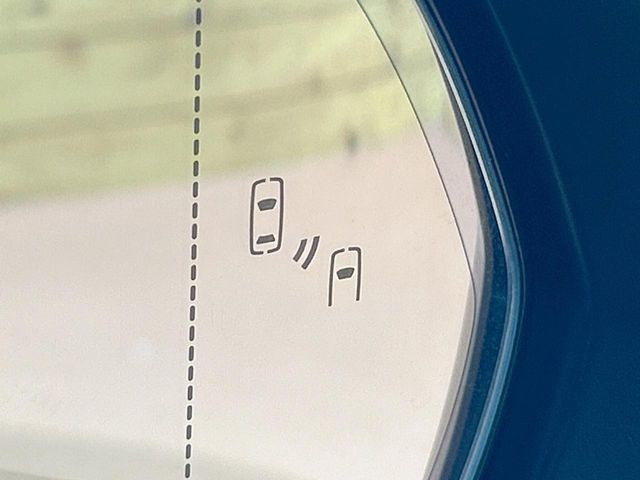 【ブラインドスポットモニター】走行中、ドアミラーの死角になりやすい箇所に後続車が接近するとサイドミラーのレンズに警告を表示!ドライバーに注意喚起をしてくれます。