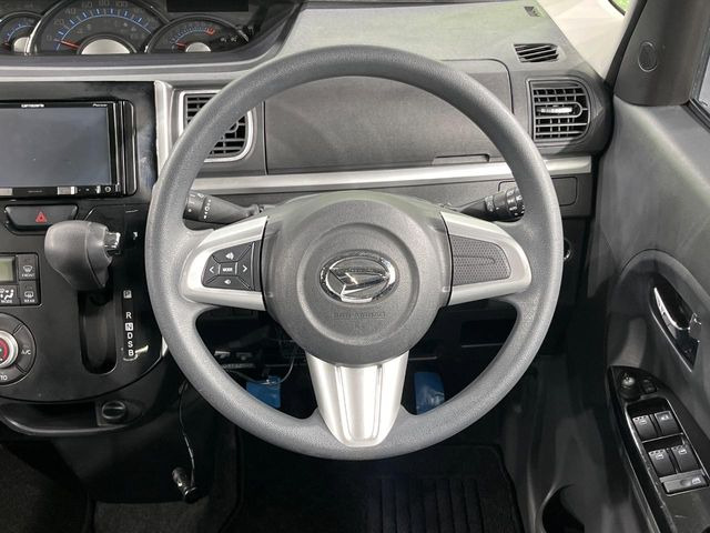 �C���e���A�ɍ��킹���f�U�C���̃X�e�A�����O�́A�^�]�������̂��Ƃ��l���A�^�]���₷���`��A�傫���ł��B�����x�A���ۂɐG���Ă��m���߂��������B