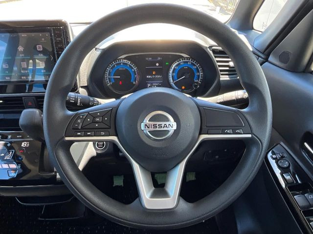 �C���e���A�ɍ��킹���f�U�C���̃X�e�A�����O�́A�^�]�������̂��Ƃ��l���A�^�]���₷���`��A�傫���ł��B�����x�A���ۂɐG���Ă��m���߂��������B