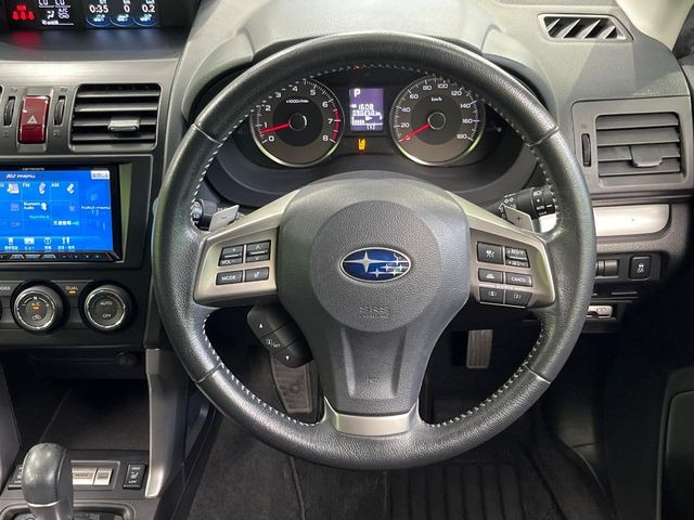 �C���e���A�ɍ��킹���f�U�C���̃X�e�A�����O�́A�^�]�������̂��Ƃ��l���A�^�]���₷���`��A�傫���ł��B�����x�A���ۂɐG���Ă��m���߂��������B
