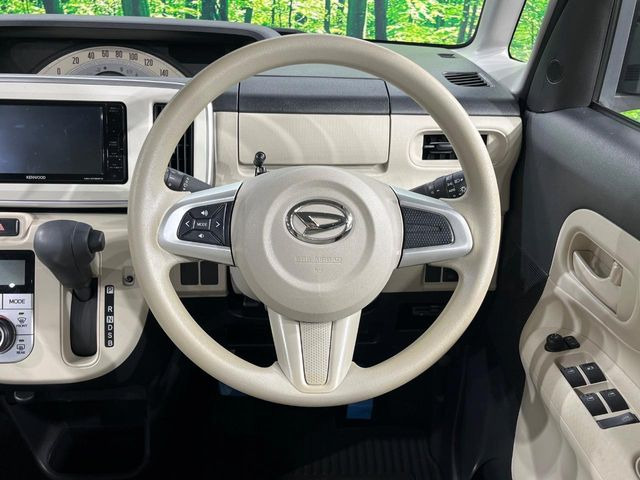 �C���e���A�ɍ��킹���f�U�C���̃X�e�A�����O�́A�^�]�������̂��Ƃ��l���A�^�]���₷���`��A�傫���ł��B�����x�A���ۂɐG���Ă��m���߂��������B