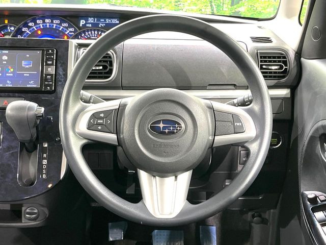 �C���e���A�ɍ��킹���f�U�C���̃X�e�A�����O�́A�^�]�������̂��Ƃ��l���A�^�]���₷���`��A�傫���ł��B�����x�A���ۂɐG���Ă��m���߂��������B
