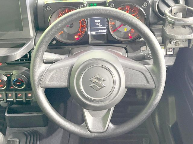 �C���e���A�ɍ��킹���f�U�C���̃X�e�A�����O�́A�^�]�������̂��Ƃ��l���A�^�]���₷���`��A�傫���ł��B�����x�A���ۂɐG���Ă��m���߂��������B