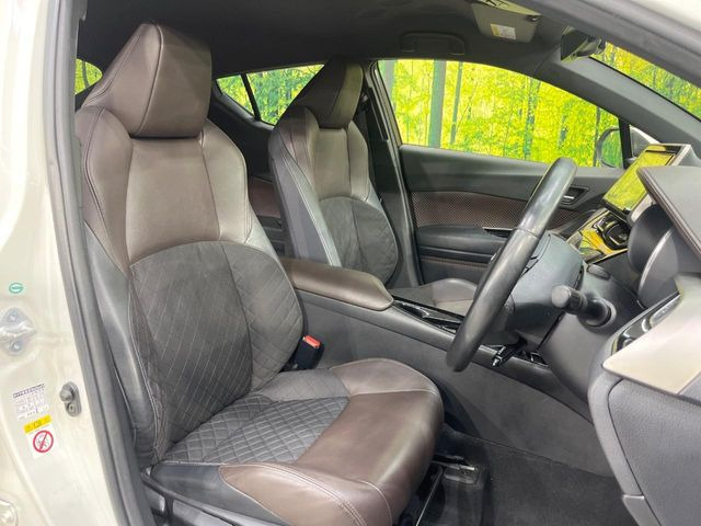 運転席シート廻りは使用感も少なく、良好な状態となっています。前オーナー様が丁寧に使っていたことがよくわかりますね。