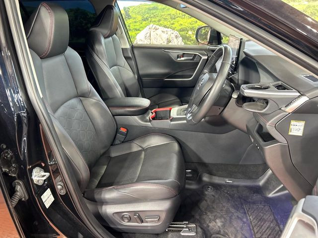 運転席まわりには十分なスペースがあり、大柄な方でもゆったり運転していただける環境です。