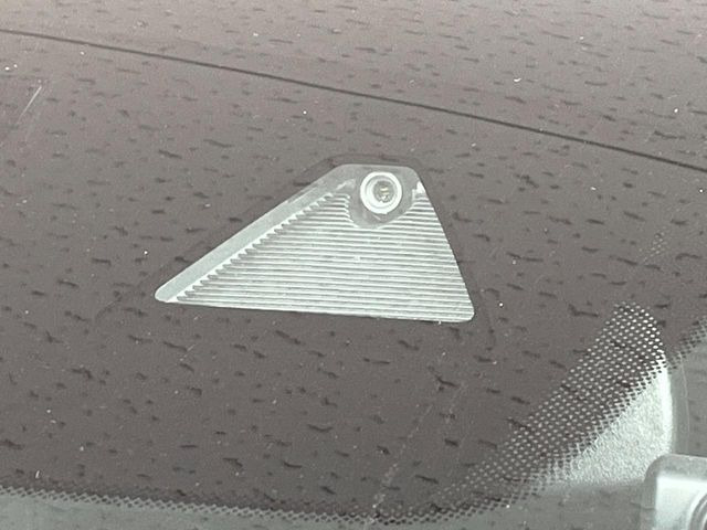 【i-ACTIVESENSE】走行中に前方の車両等を認識し、衝突しそうな時は警報とブレーキで衝突回避と被害軽減をアシスト。より安全にドライブをお楽しみいただけます。