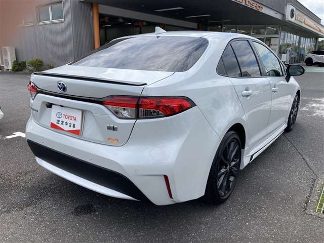 カローラ1.8 ハイブリッド W×B