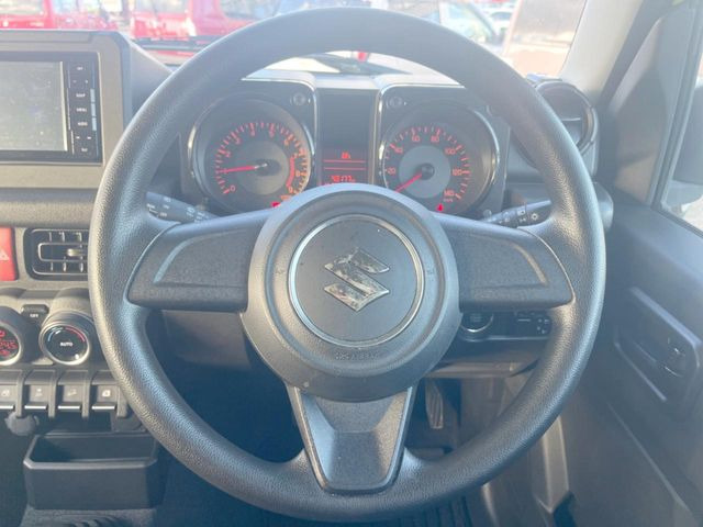 �C���e���A�ɍ��킹���f�U�C���̃X�e�A�����O�́A�^�]�������̂��Ƃ��l���A�^�]���₷���`��A�傫���ł��B�����x�A���ۂɐG���Ă��m���߂��������B