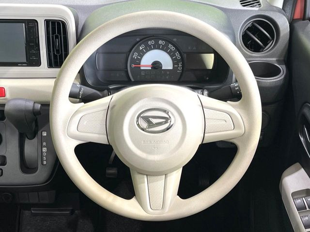 �C���e���A�ɍ��킹���f�U�C���̃X�e�A�����O�́A�^�]�������̂��Ƃ��l���A�^�]���₷���`��A�傫���ł��B�����x�A���ۂɐG���Ă��m���߂��������B