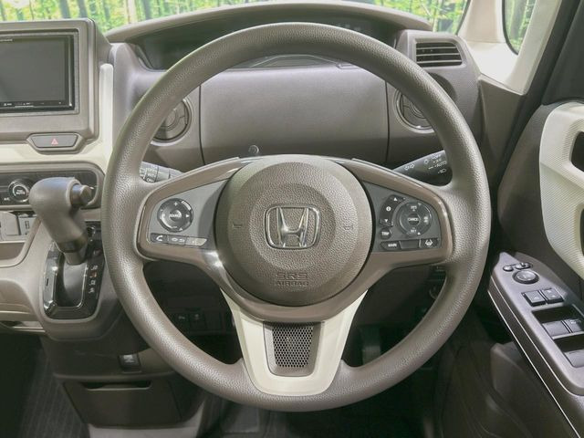 インテリアに合わせたデザインのステアリングは、運転される方のことも考え、運転しやすい形状、大きさです。是非一度、実際に触ってお確かめください。