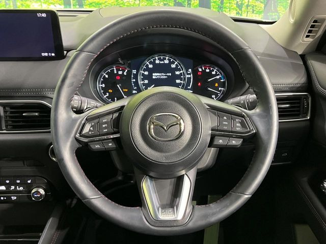 【ステアリングヒーター】冬場に冷たくなりやすい革巻きステアリングを、スイッチ一つで素早く適温に!エアコンよりも早く温まってくれるので、寒い日の運転も快適になりますね♪
