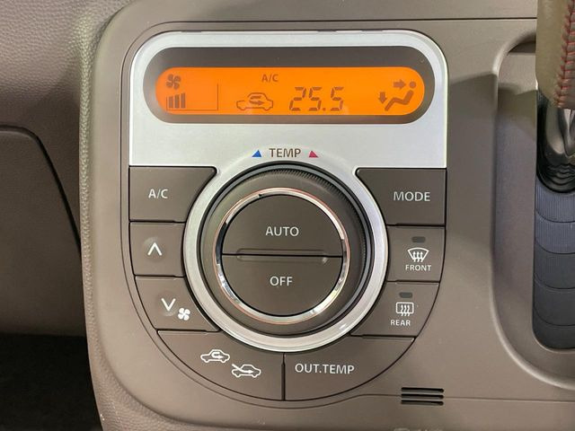【オートエアコン】一度お好みの温度に設定すれば、車内の温度を検知し風量や温度を自動で調整。暑い&hellip;寒い&hellip;と何度もスイッチ操作をする必要はありません。快適な車内空間には必須の機能ですね♪