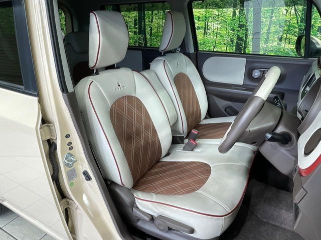 運転席シート廻りは使用感も少なく、良好な状態となっています。丁寧に使われていたことがよくわかりますね。