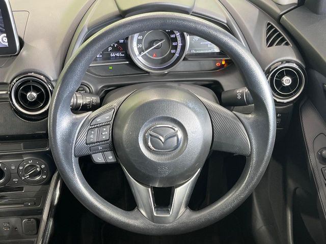 �C���e���A�ɍ��킹���f�U�C���̃X�e�A�����O�́A�^�]�������̂��Ƃ��l���A�^�]���₷���`��A�傫���ł��B�����x�A���ۂɐG���Ă��m���߂��������B
