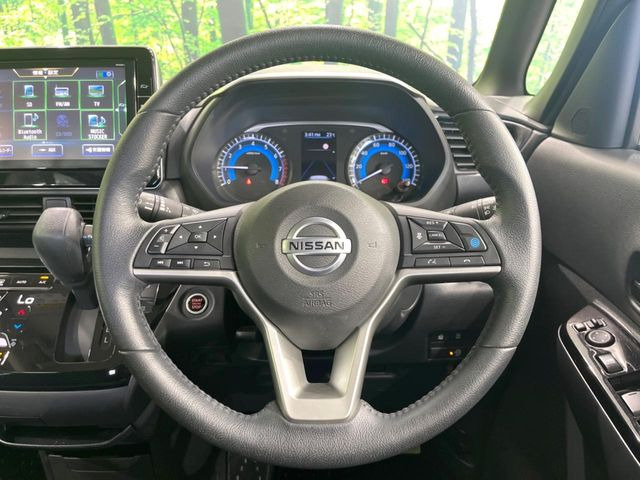 �C���e���A�ɍ��킹���f�U�C���̃X�e�A�����O�́A�^�]�������̂��Ƃ��l���A�^�]���₷���`��A�傫���ł��B�����x�A���ۂɐG���Ă��m���߂��������B