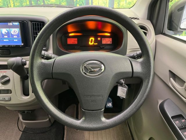 �C���e���A�ɍ��킹���f�U�C���̃X�e�A�����O�́A�^�]�������̂��Ƃ��l���A�^�]���₷���`��A�傫���ł��B�����x�A���ۂɐG���Ă��m���߂��������B