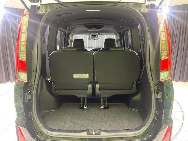 普段のお買い物や通勤、送迎等に十分な荷室スペースを確保しております。セカンドシートを倒すと、大きな荷物の積載も可能です♪